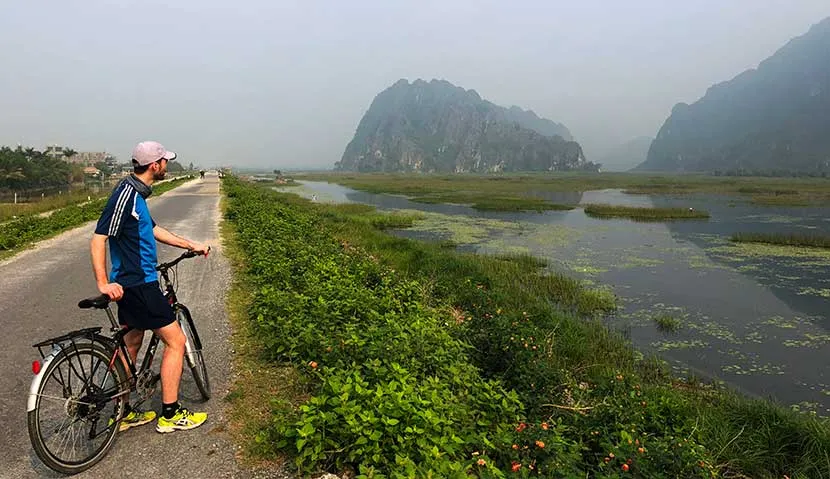 1764478894_tour-hanoi-ninh-binh-Hanoi-to-Ninh-Binh-dyke-road.webp
