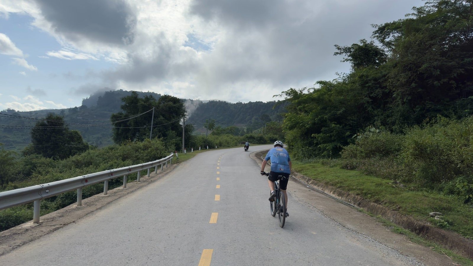 1783991903_vietnam-road-cycling.jpg