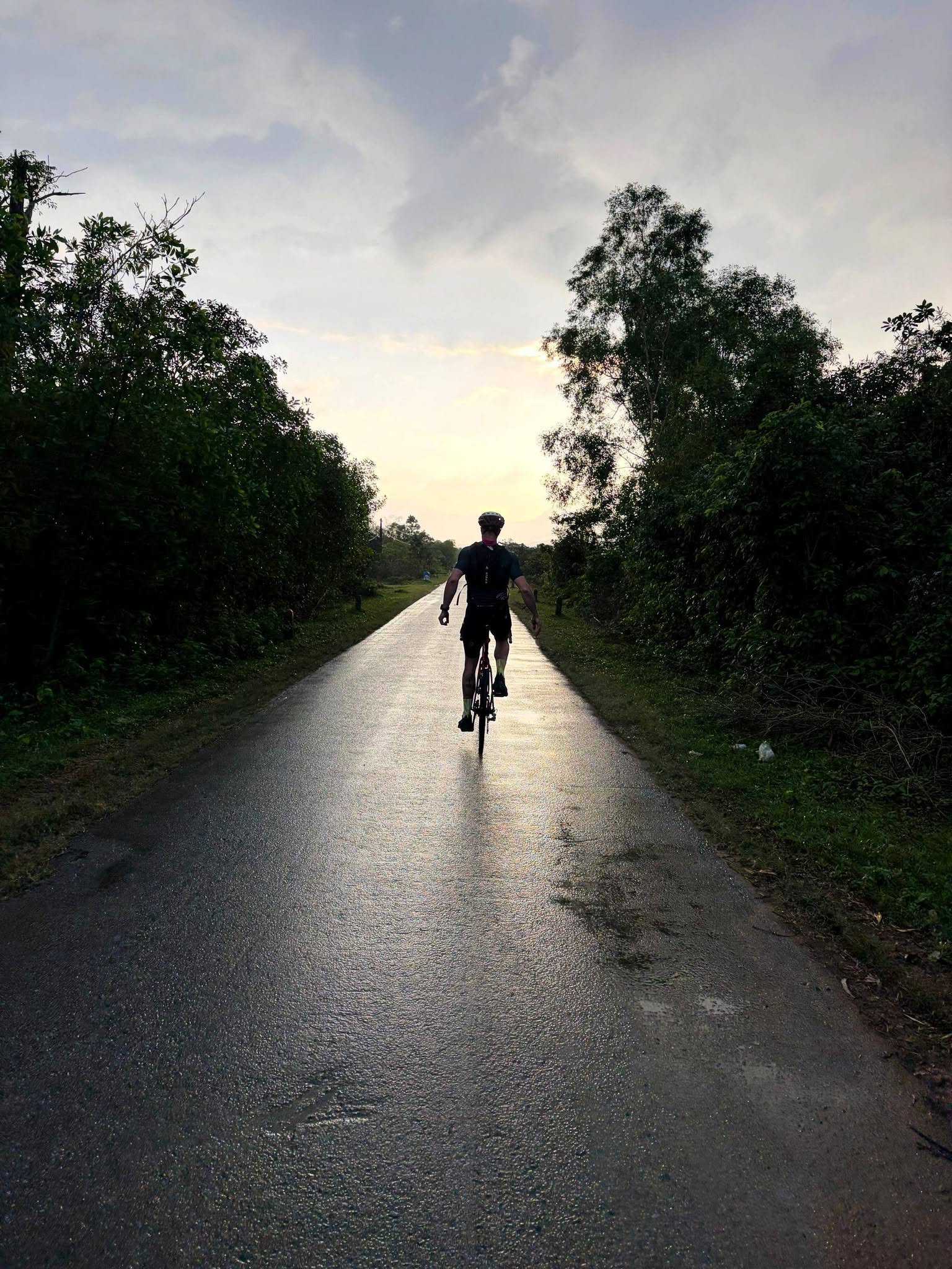 1784510995_fast-paced-ocean-breezes-coastal-vietnam-road-bike-cycling-holidays.jpg
